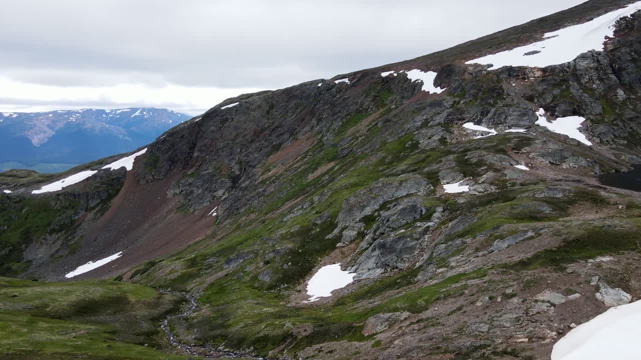 pintorescas montañas y valles que rodean el lago del cráter cerca de smithers, columbia británica en canadá