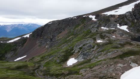 pintorescas montañas y valles que rodean el lago del cráter cerca de smithers, columbia británica en canadá