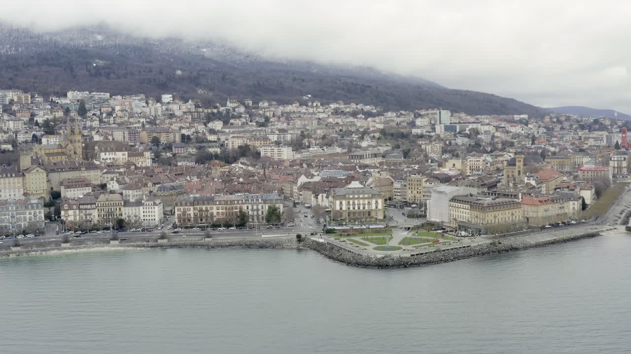 el romántico pueblo de neuchâtel ubicado en el hermoso lago durante la temporada de invierno en el paisaje alpino suizo, suiza, europa