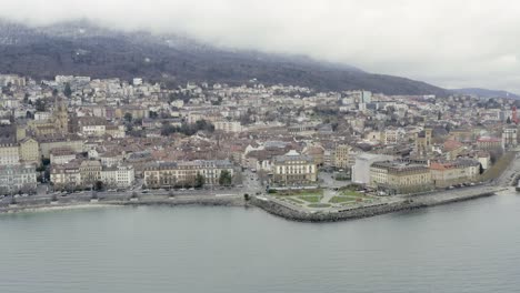 The-romantic-village-Neuchâtel-located-on-the-beautiful-lake-during-the-winter-season-in-the-swiss-alpine-landscape,-Switzerland,-Europe