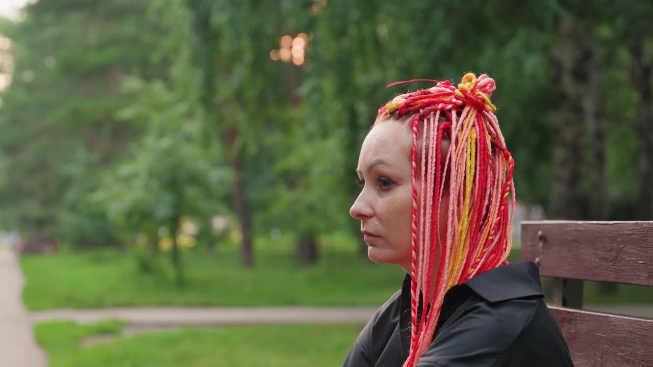 mujer observa un paisaje tranquilo, señora contempla un entorno en calma, mujer serena observa un paisaje natural apacible, mujer caucásica con trenzas vibrantes disfruta de una vista tranquila del campo