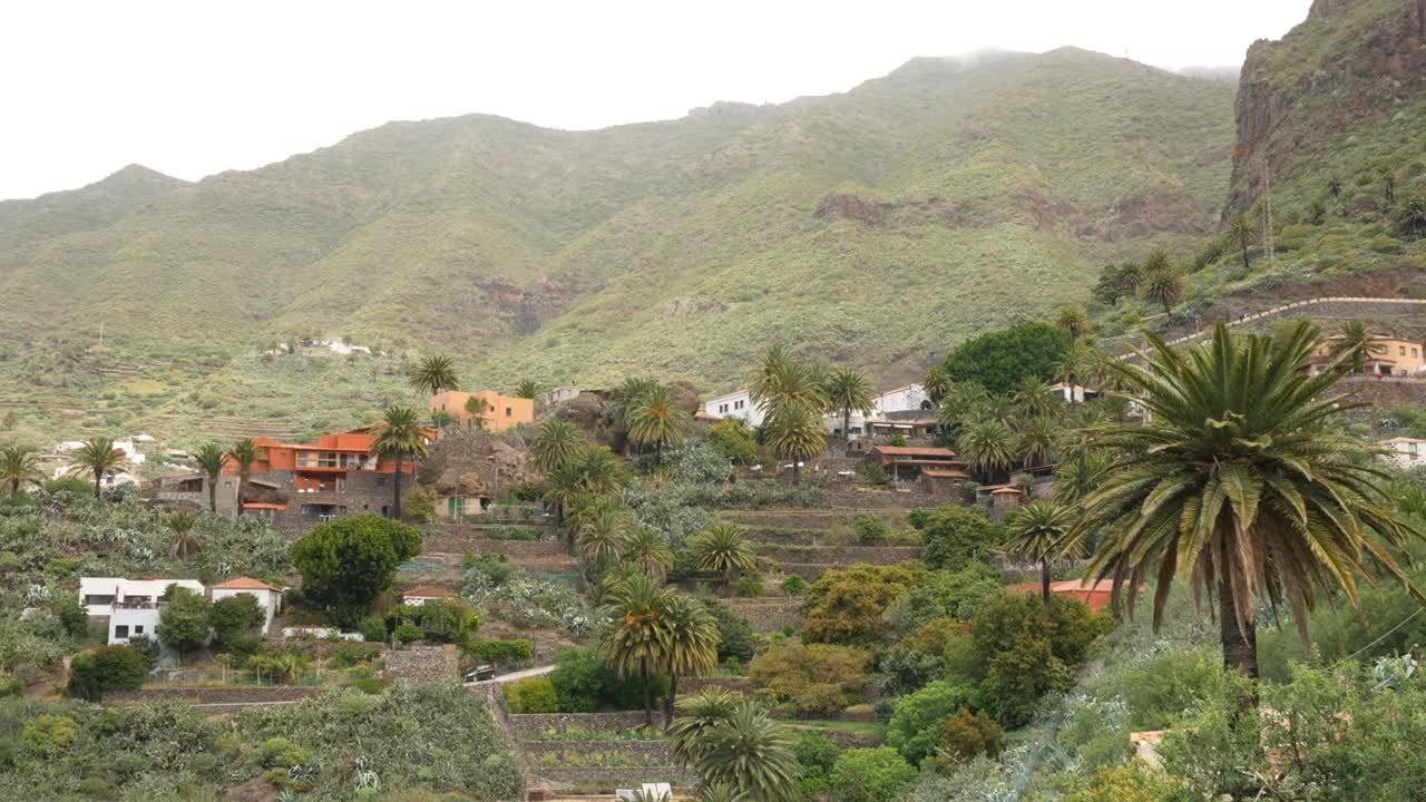 nubes rodando por las colinas sobre la exuberante masca, tenerife