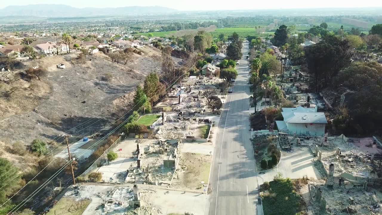 antena sobre toda la calle de casas en las laderas destruidas por el fuego en ventura california tras el incendio forestal de thomas en 2017 10