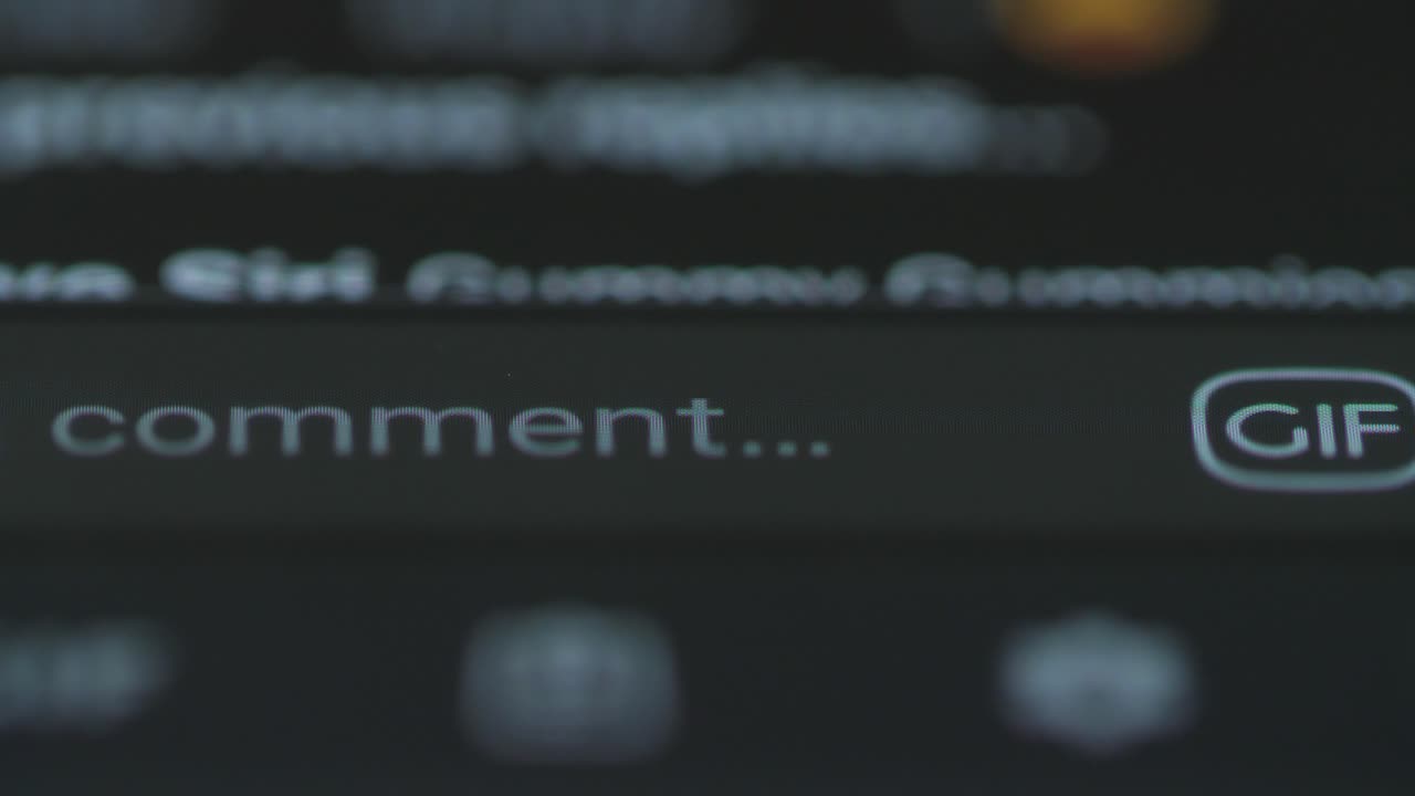 botón de comentario de toque de dedo macro en facebook en el teléfono inteligente