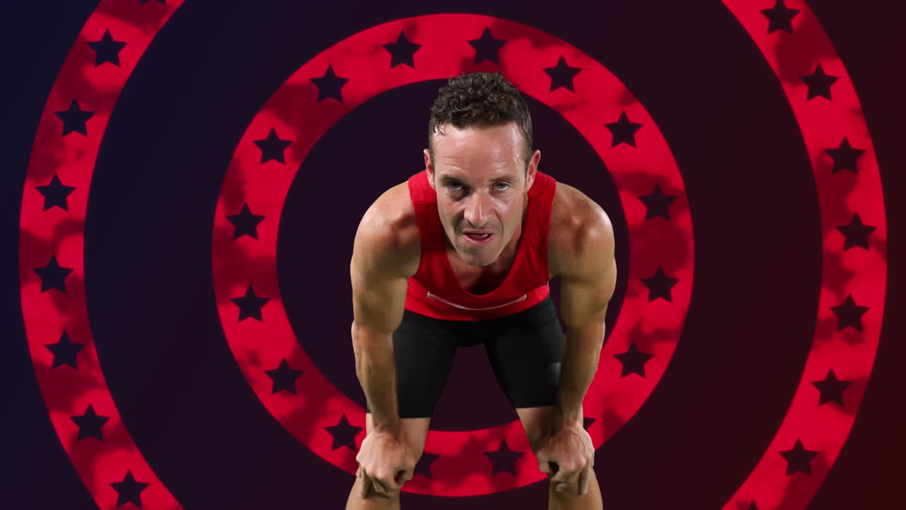 уставший кавказский атлет отдыхает от бега против нескольких звезд на вращающихся кругах.