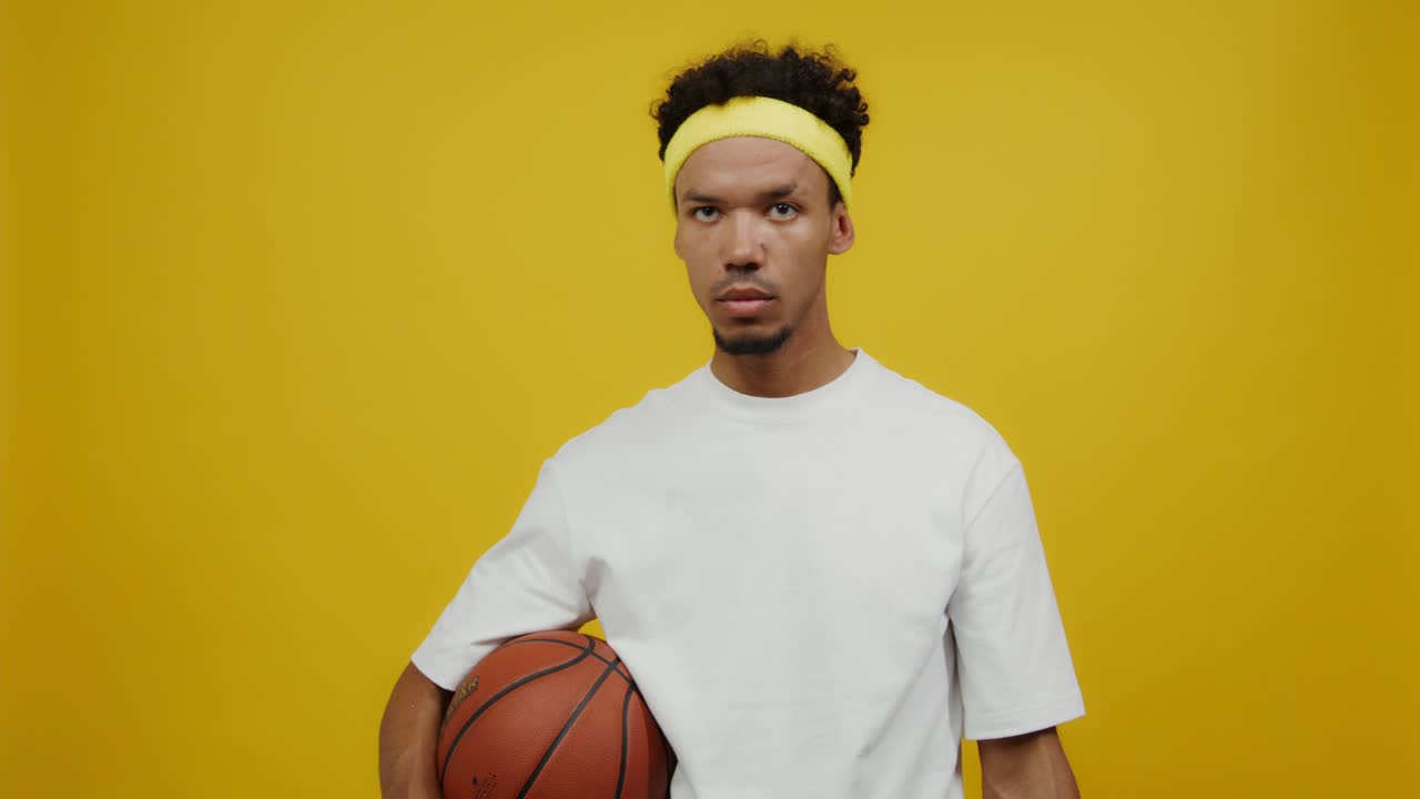 hombre con baloncesto