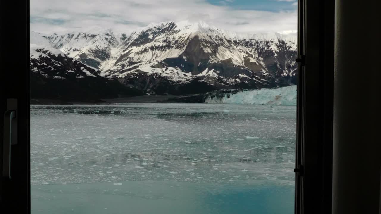 un fiordo glacial congelado revelado a través de la ventana de un crucero