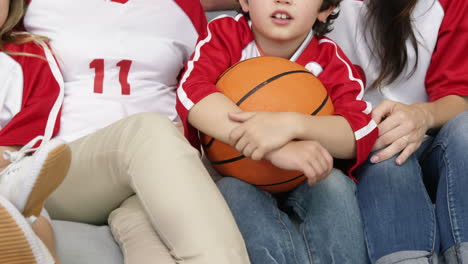 Eine-Lächelnde-Familie-Schaut-Mit-Der-Großmutter-Ein-Basketballspiel-An