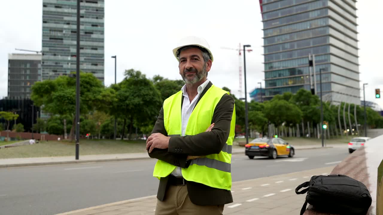 Retrato de un obrero de la construcción en un entorno urbano