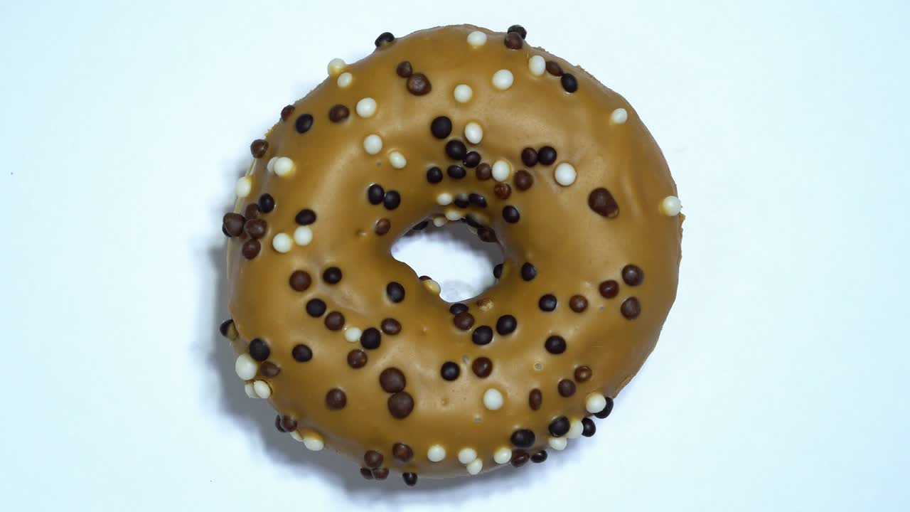 rosquillas dulces girando sobre un fondo blanco. dulzura tradicional estadounidense