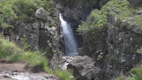 Cascada-Vista-Desde-El-Sendero-En-Las-Piscinas-De-Hadas-En-La-Isla-De-Skye