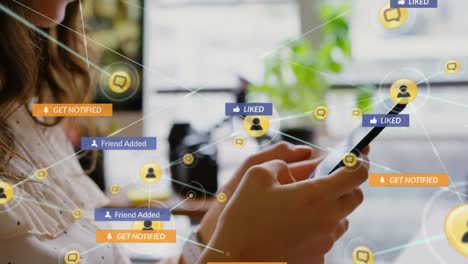 Animation-Von-Social-Media-Texten-Auf-Bannern-Mit-Digitalen-Symbolen-über-Einer-Frau,-Die-Ihr-Smartphone-Nutzt