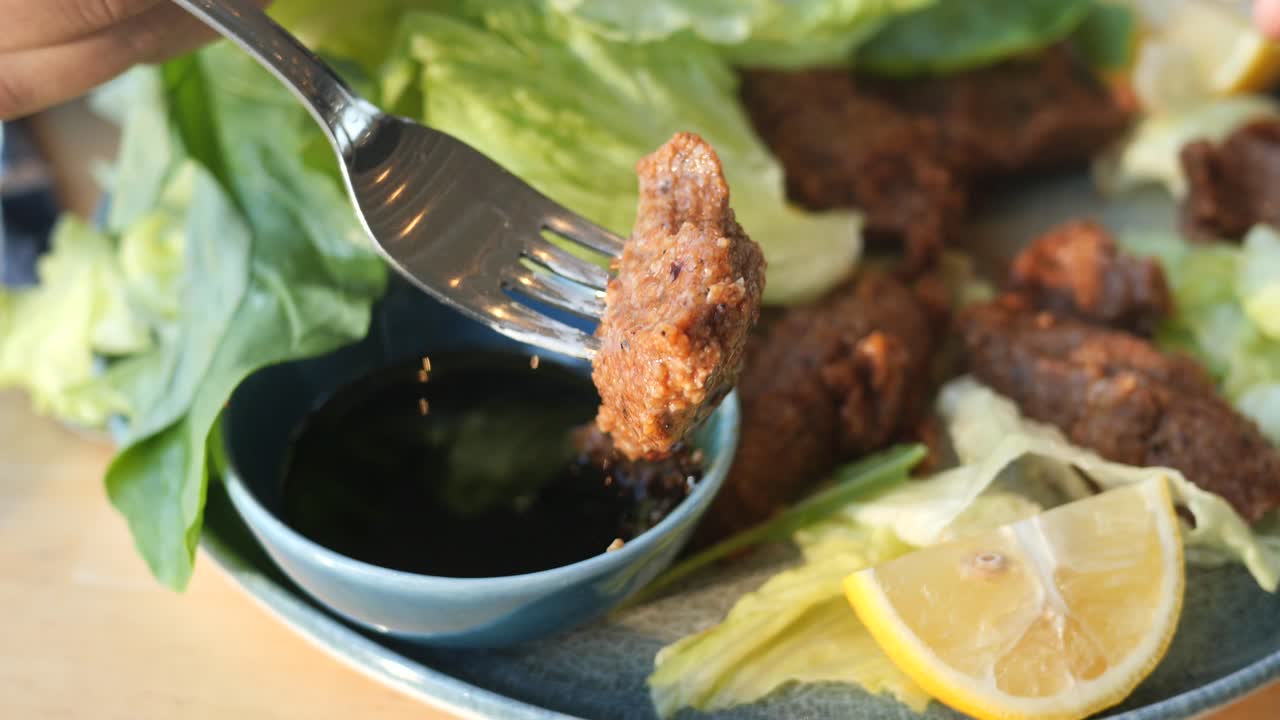 포크, 소스, 레몬, 러드 를 은 터키 고기 어리 접시 의 클로즈업