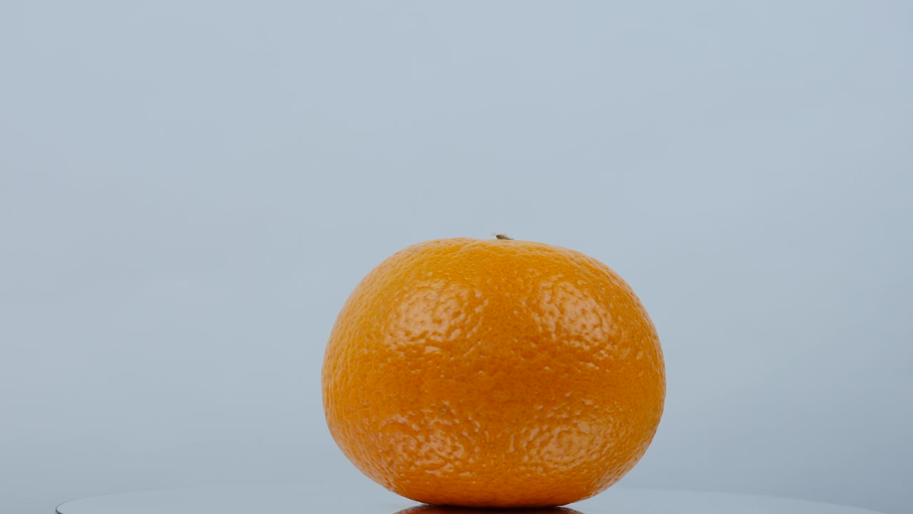 la fruta naranja se vuelve de color en el fondo