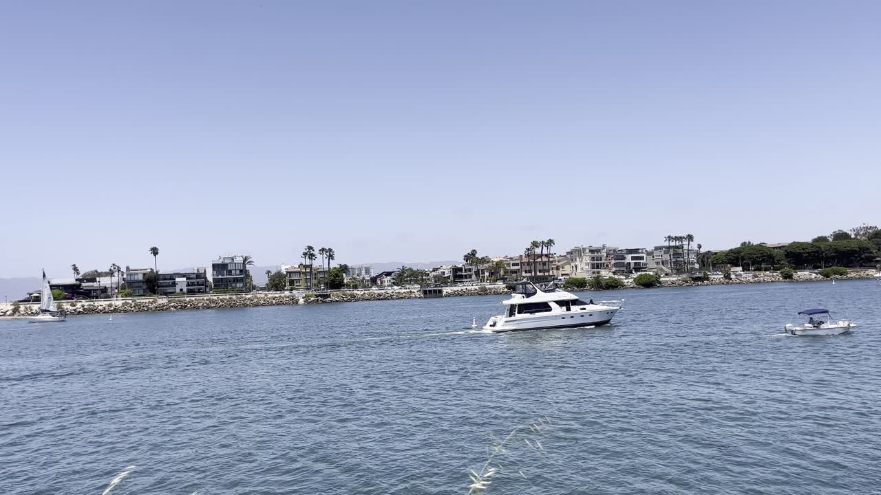 uno yacht che attraversa la marina da sinistra a destra tornando al suo molo