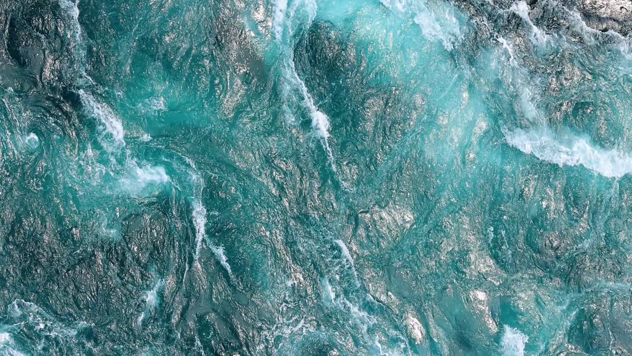 las olas azules de agua del río y el mar se encuentran durante la marea alta y la marea baja.