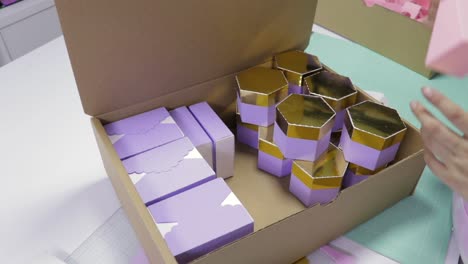 embalaje eficiente del producto en el estudio de diseño