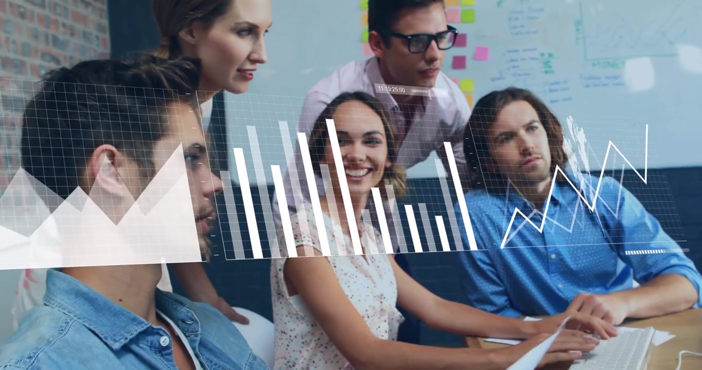 Animación del procesamiento de datos financieros sobre diversas personas de negocios en la oficina