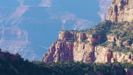 Con-Vistas-A-La-Cara-Norte-Del-Gran-Cañón,-Una-Colina-Sobresale-Sobre-El-Abismo-De-Abajo