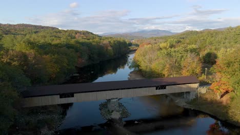 puente cubierto sobre el río en el hermoso paisaje natural de nueva inglaterra