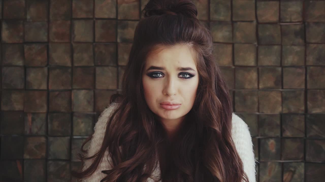 una mujer con un updo elegante.