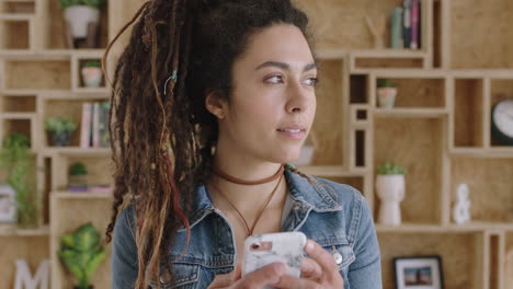 retrato de una hermosa joven elegante mujer de raza mixta usando un teléfono inteligente navegando investigación pensando pensativo