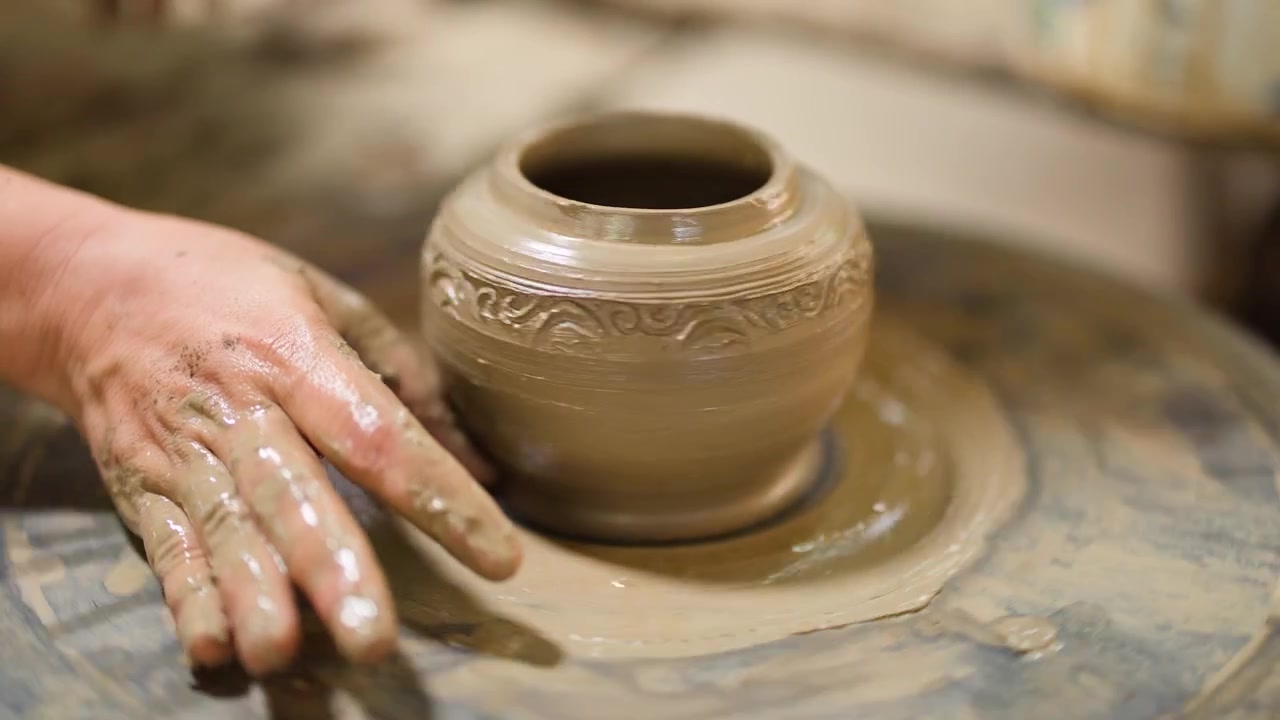 Vasaio che modella un vaso di argilla su un tornio da vasaio in rotazione