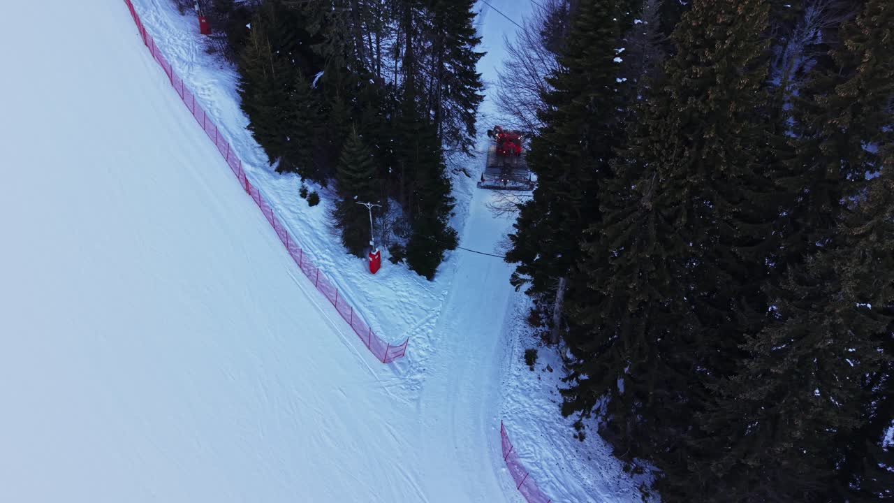 Battipista in funzione nei Carpazi, Bulgaria in inverno