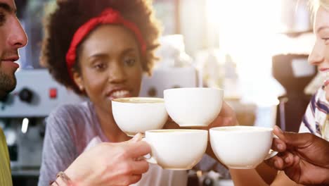 grupo de amigos felices sosteniendo una taza de café