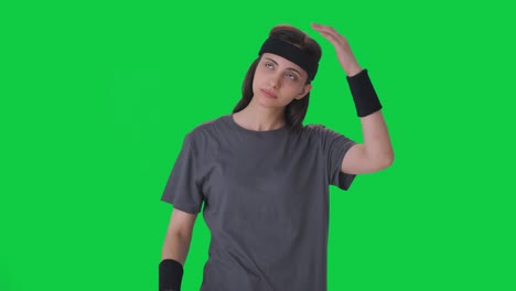 mujer india haciendo el cuello estirando pantalla verde