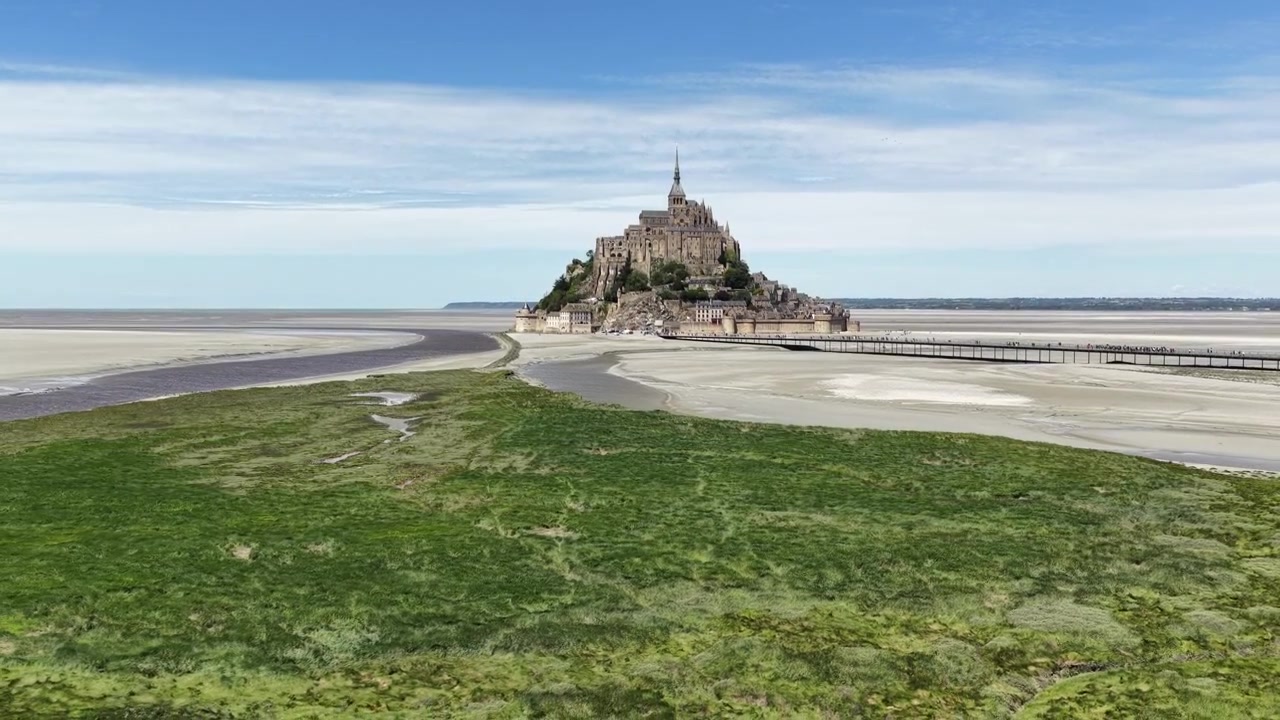Middelalderklosteret Mont Saint-Michel, et historisk vartegn på en tidevandsø i Frankrig, Normandiet, set på afstand.
