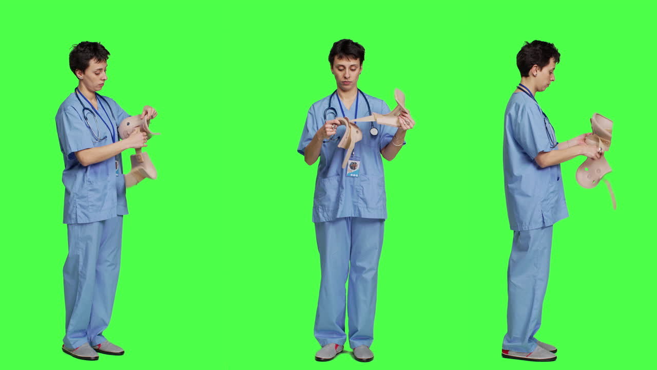 물리 치료 및 외상 치료에 사용되는 자궁경부 목걸이를 제시하는 전문가