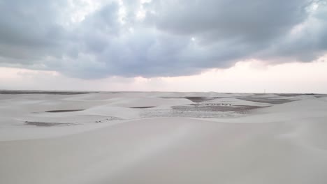 socotra, yemen - deslizándose lateralmente sobre las dunas de zahek - panorámica aérea