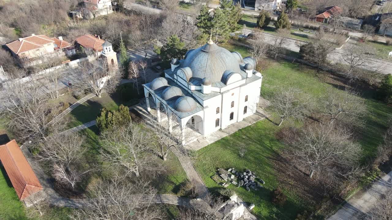 vista aérea de la iglesia de uzundzhovo, bulgaria