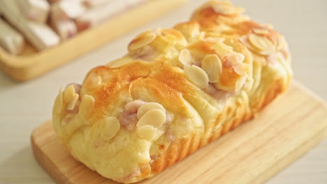 나무 판 에 맛있는 타로 토스트  ⁇