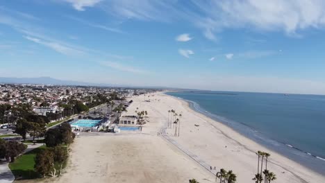 drone disparó sobre la playa y una piscina al lado de un parque