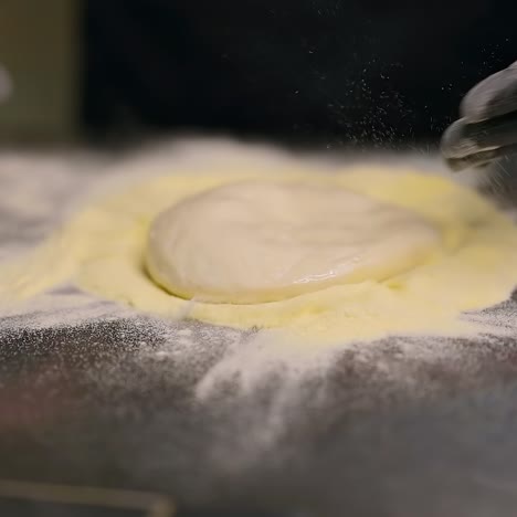 el chef está sacando la masa de la pizza.