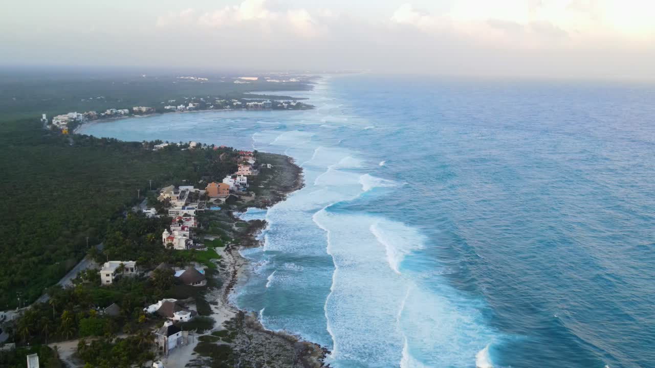 la increíble vista de una de las playas de la riviera maya con olas que se rompen en una costa