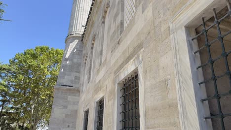 Empuje-A-Lo-Largo-De-La-Mezquita-De-Suleymaniye-Inclinándose-Hacia-La-Torre-De-La-Ciudadela-En-El-Borde-De-La-Esquina