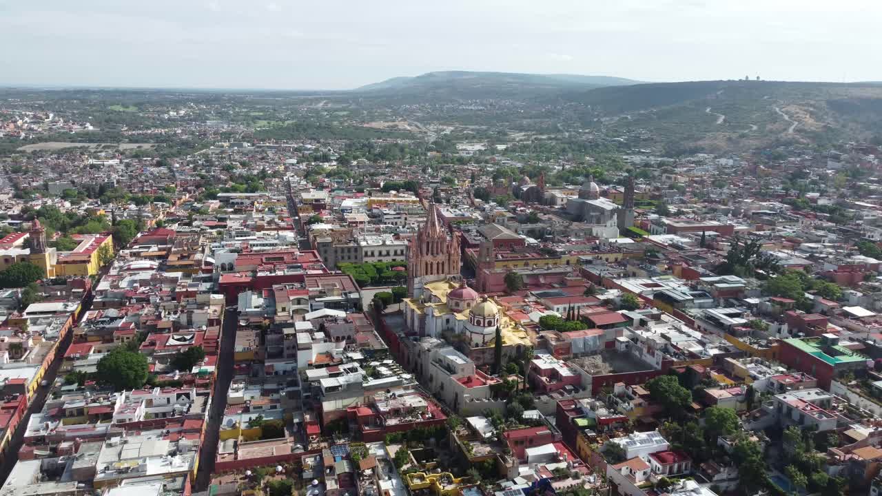 san miguel de allende con edificios coloridos e iglesias históricas, vista aérea