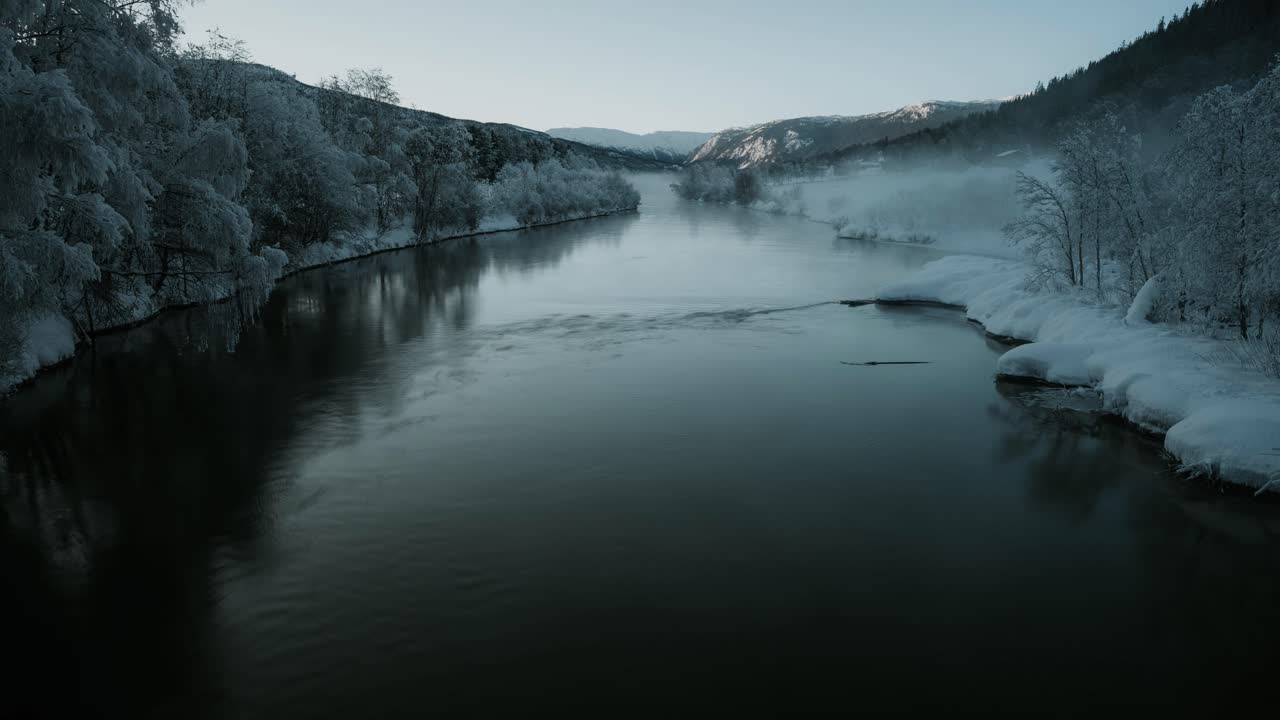 Time-lapse video af en smuk bjergflod om vinteren.