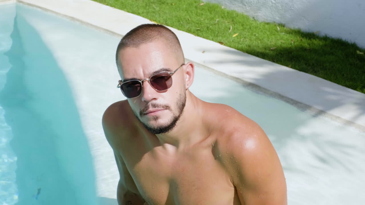 수영장 에 있는 사람