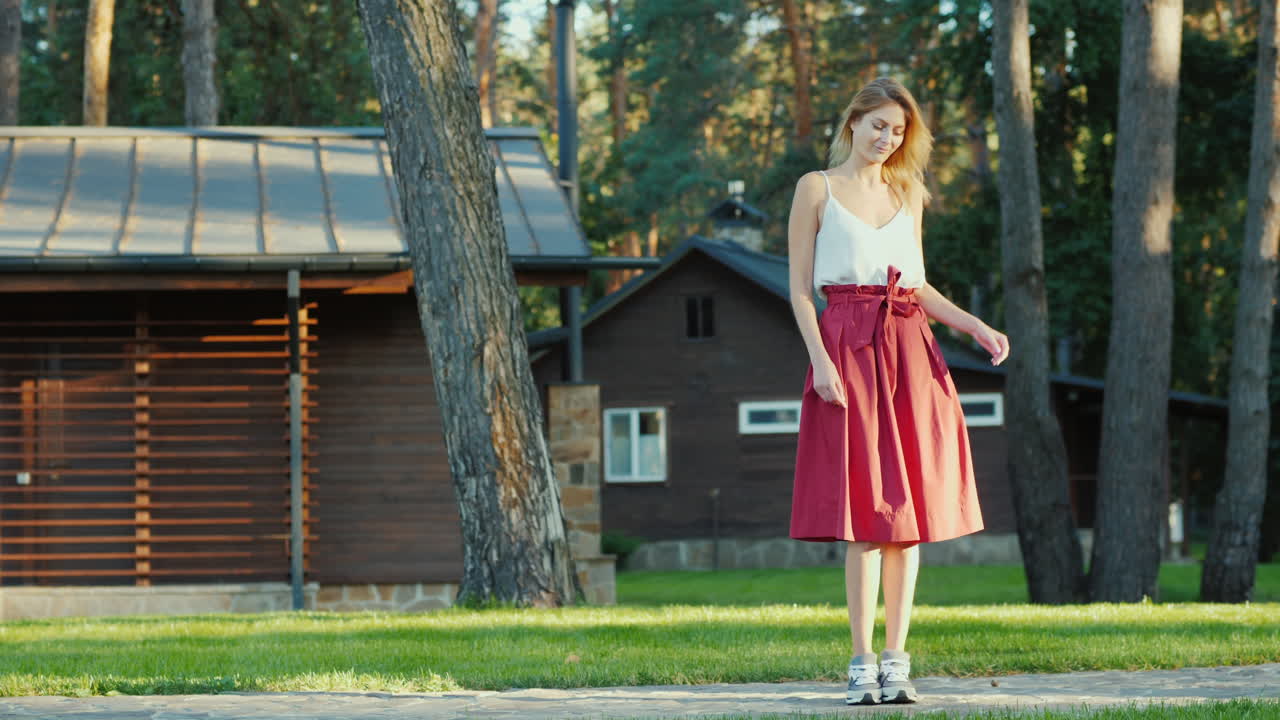 집에서 슬로우 모션 비디오에서 뒤에서 춤을 추는 젊은 여성