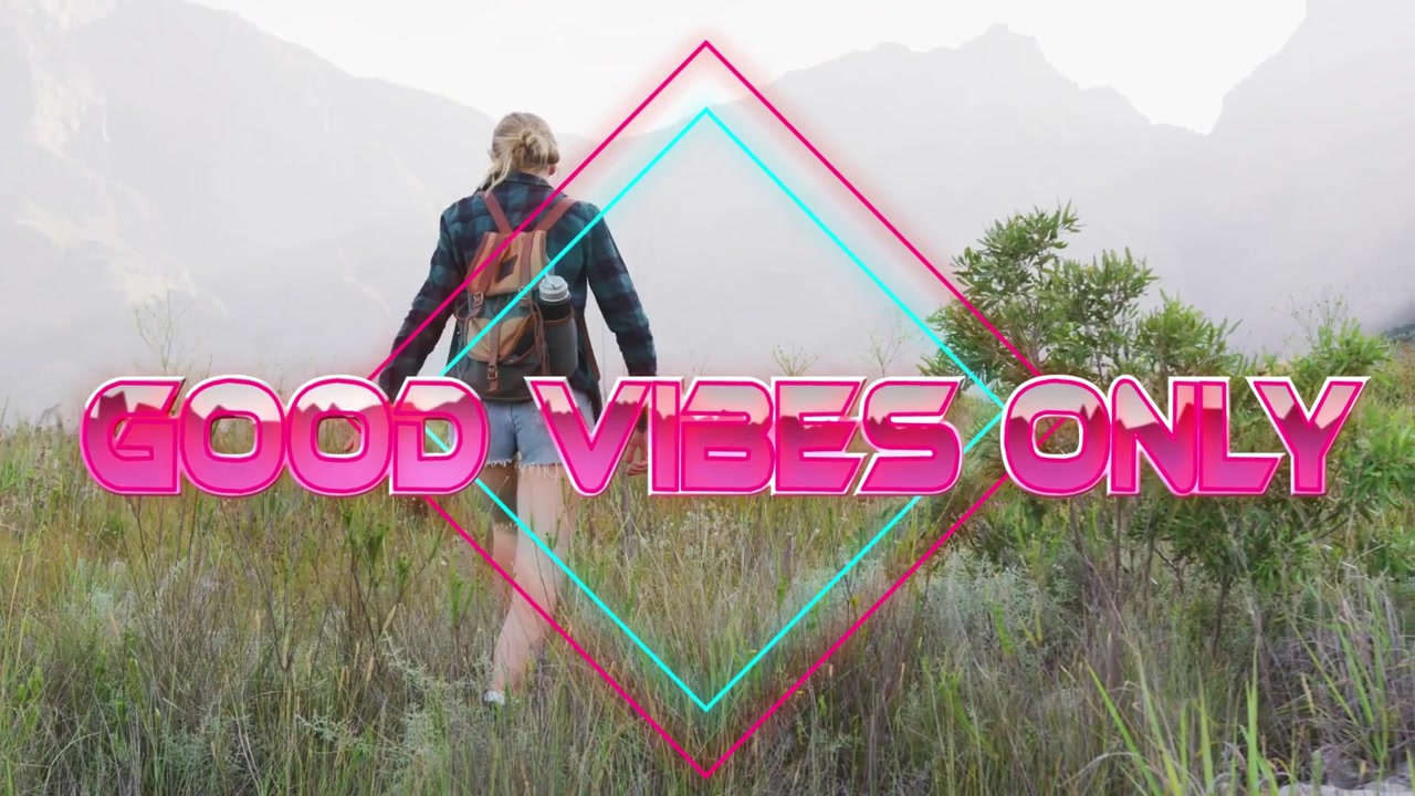 Video vertikal: Wanita mendaki ke puncak, tulisan "GOOD VIBES ONLY" meluncur memulai berlian neon di sekelilingnya.