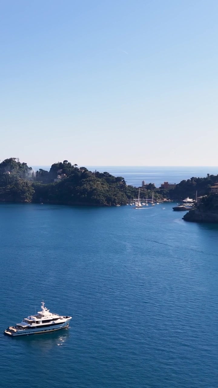 Yacht di lusso che naviga in una suggestiva baia mediterranea