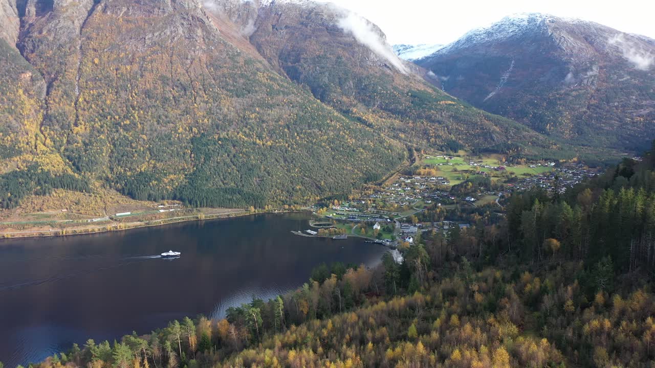 ferry kinsarvik acercándose a la aldea de kinsarvik en un hermoso paisaje otoñal con árboles coloridos y nieve en los picos de las montañas neblinosas - hardanger ullensvang noruega antena estática