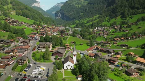 Luftaufnahme-über-Das-Zentrum-Von-Lauterbrunnen,-Schweiz