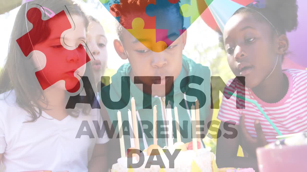 animación de coloridas piezas de rompecabezas y corazón sobre los niños amigos en el cumpleaños