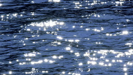 cámara lenta de la hermosa superficie de agua de mar con chispas