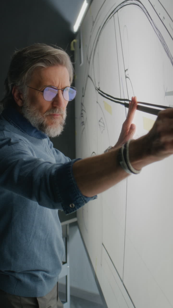 diseñador senior de automóviles en el trabajo